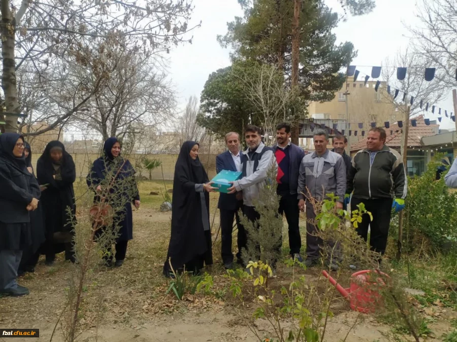آیین کاشت نهال به مناسبت هفته درختکاری در پردیس فاطمه زهرا س برگزار شد