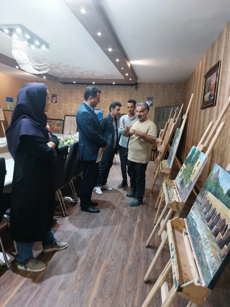 بازدید مدیر کل آموزش و پرورش استان اصفهان ازنمایشگاه آثاراساتید هنردانشگاه فرهنگیان 
