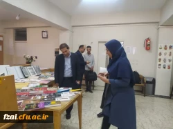 به گزارش اداره اطلاع رسانی و روابط عمومی دانشگاه فرهنگیان استان روز سه شنبه  30اردیبهشت ماه، حمیدرضا کاشفی سرپرست دانشگاه فرهنگیان استان اصفهان از نمایشگاه کتاب و آثار اساتید هنر دانشگاه فرهنگیان که در پردیس فاطمه زهرا(س) برگزارشده است، بازدید کرد. 


