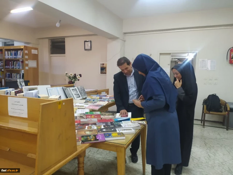 بازدید سرپرست دانشگاه فرهنگیان استان اصفهان ازنمایشگاه کتاب و آثار اساتید هنر دانشگاه فرهنگیان 