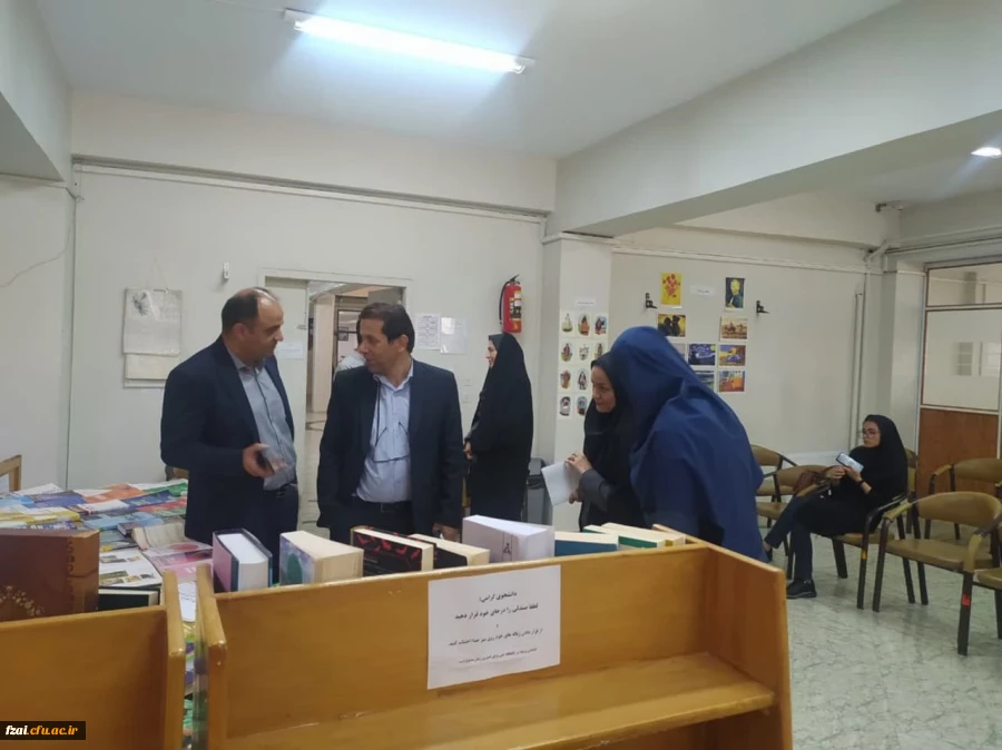 بازدید سرپرست دانشگاه فرهنگیان استان اصفهان ازنمایشگاه کتاب و آثار اساتید هنر دانشگاه فرهنگیان 