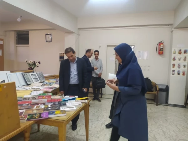 بازدید سرپرست دانشگاه فرهنگیان استان اصفهان ازنمایشگاه کتاب و آثار اساتید هنر دانشگاه فرهنگیان 