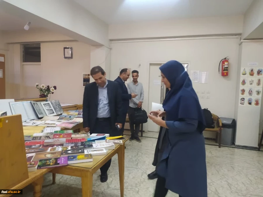 بازدید سرپرست دانشگاه فرهنگیان استان اصفهان ازنمایشگاه کتاب و آثار اساتید هنر دانشگاه فرهنگیان 