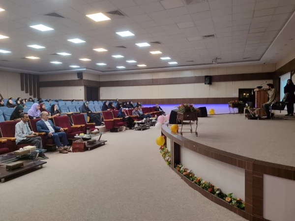 حضور سرپرست دانشگاه فرهنگیان در جمع هنرمندان در نشست گفتگو محور "درباره تاریخ عکاسی اصفهان"