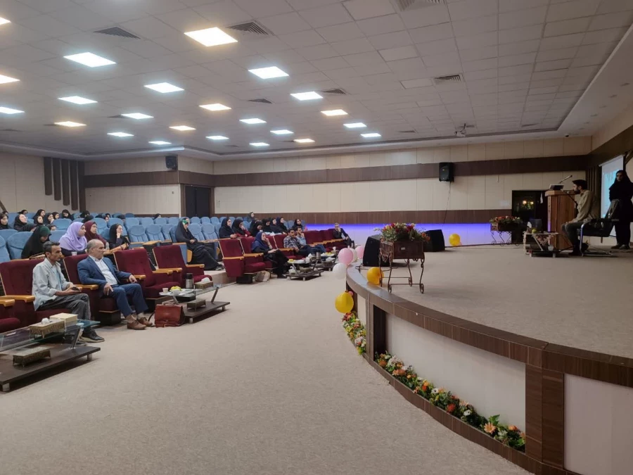 حضور سرپرست دانشگاه فرهنگیان در جمع هنرمندان در نشست گفتگو محور "درباره تاریخ عکاسی اصفهان"