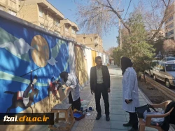 دانشجو معلم سحر اعرابی  از دانشجویان آموزش هنر ۱۴۰۱ دانشکده علوم تربیتی در نقاشی دیواری بوم شهر