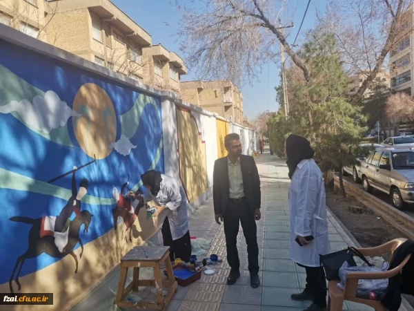 دانشجو معلم سحر اعرابی  از دانشجویان آموزش هنر ۱۴۰۱ دانشکده علوم تربیتی در نقاشی دیواری بوم شهر