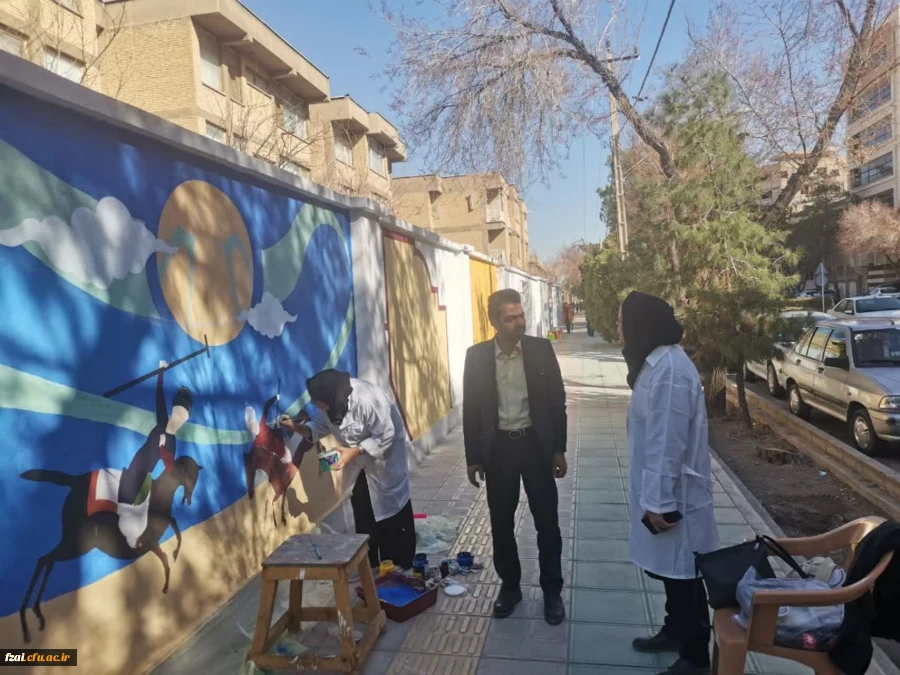 دانشجو معلم سحر اعرابی  از دانشجویان آموزش هنر ۱۴۰۱ دانشکده علوم تربیتی در نقاشی دیواری بوم شهر