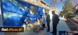 دانشجو معلم سحر اعرابی  از دانشجویان آموزش هنر ۱۴۰۱ دانشکده علوم تربیتی در نقاشی دیواری بوم شهر