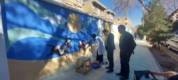 دانشجو معلم سحر اعرابی  از دانشجویان آموزش هنر ۱۴۰۱ دانشکده علوم تربیتی در نقاشی دیواری بوم شهر