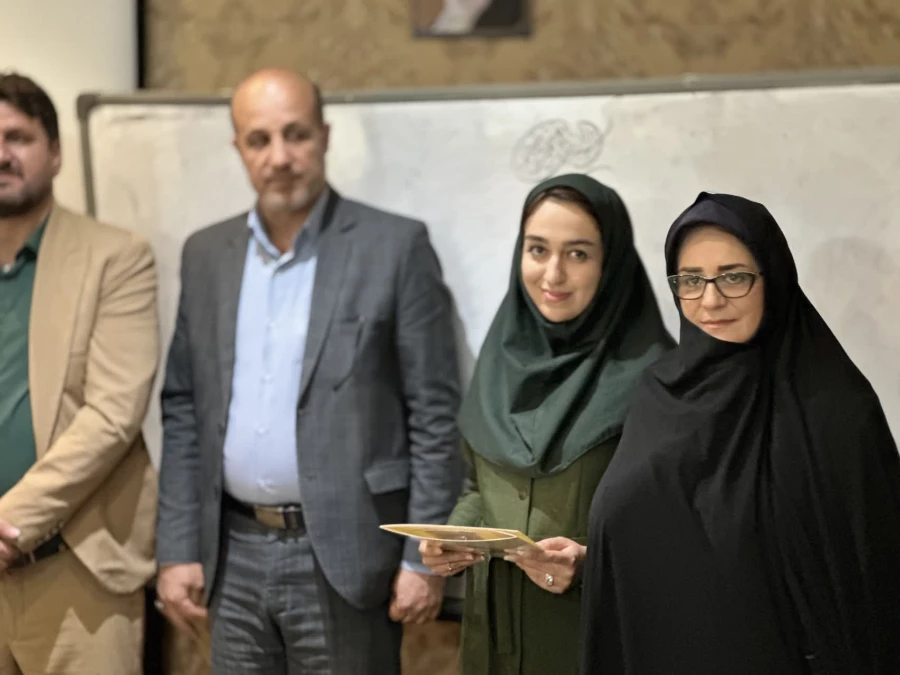 روابط عمومی،چشم بیدار جامعه است.هر روایتگر یک واقعه، به نوعی  "سفیرِ خبرِ صادق"است