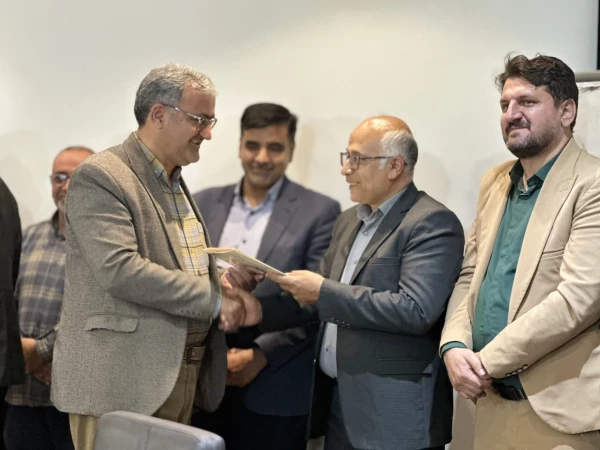 روابط عمومی،چشم بیدار جامعه است.هر روایتگر یک واقعه، به نوعی  "سفیرِ خبرِ صادق"است