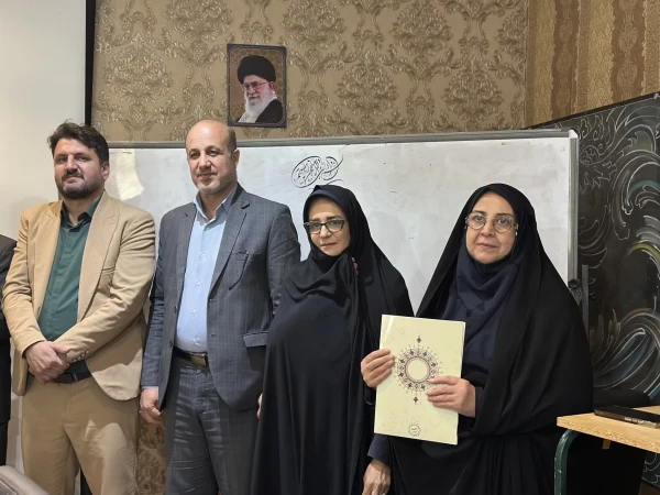 روابط عمومی،چشم بیدار جامعه است.هر روایتگر یک واقعه، به نوعی  "سفیرِ خبرِ صادق"است