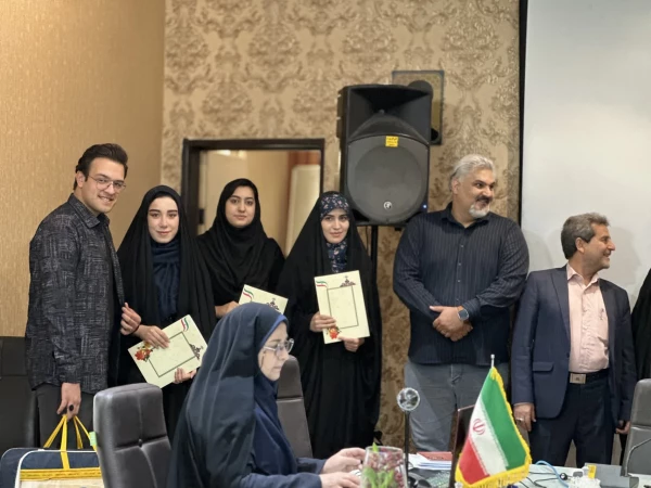 روابط عمومی،چشم بیدار جامعه است.هر روایتگر یک واقعه، به نوعی  "سفیرِ خبرِ صادق"است